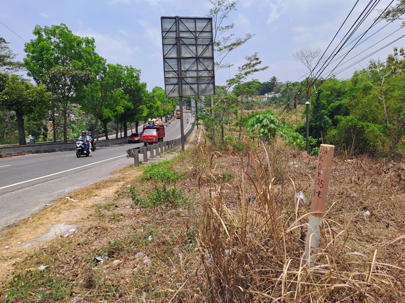 Patok bidang tanah yang terkena exit tol Jogjakarta-Bawen di pinggir Jalan Semarang-Jogjakarta.