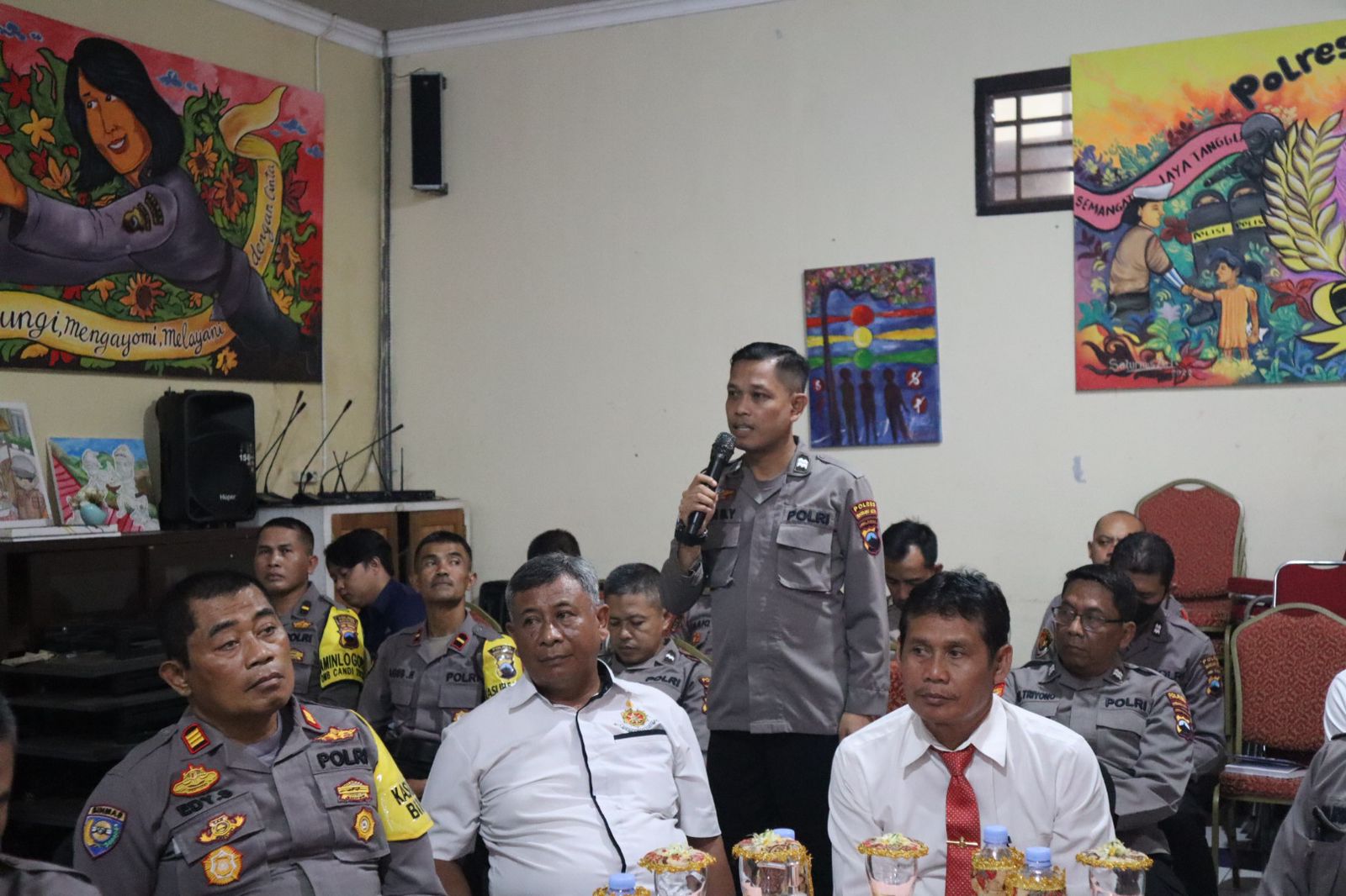 Personel Polres Magelang Kota dan perwakilan instansi mengikuti sosialisasi anggaran 2024 di aula Polres Magelang Kota, Senin (6/11/2023).