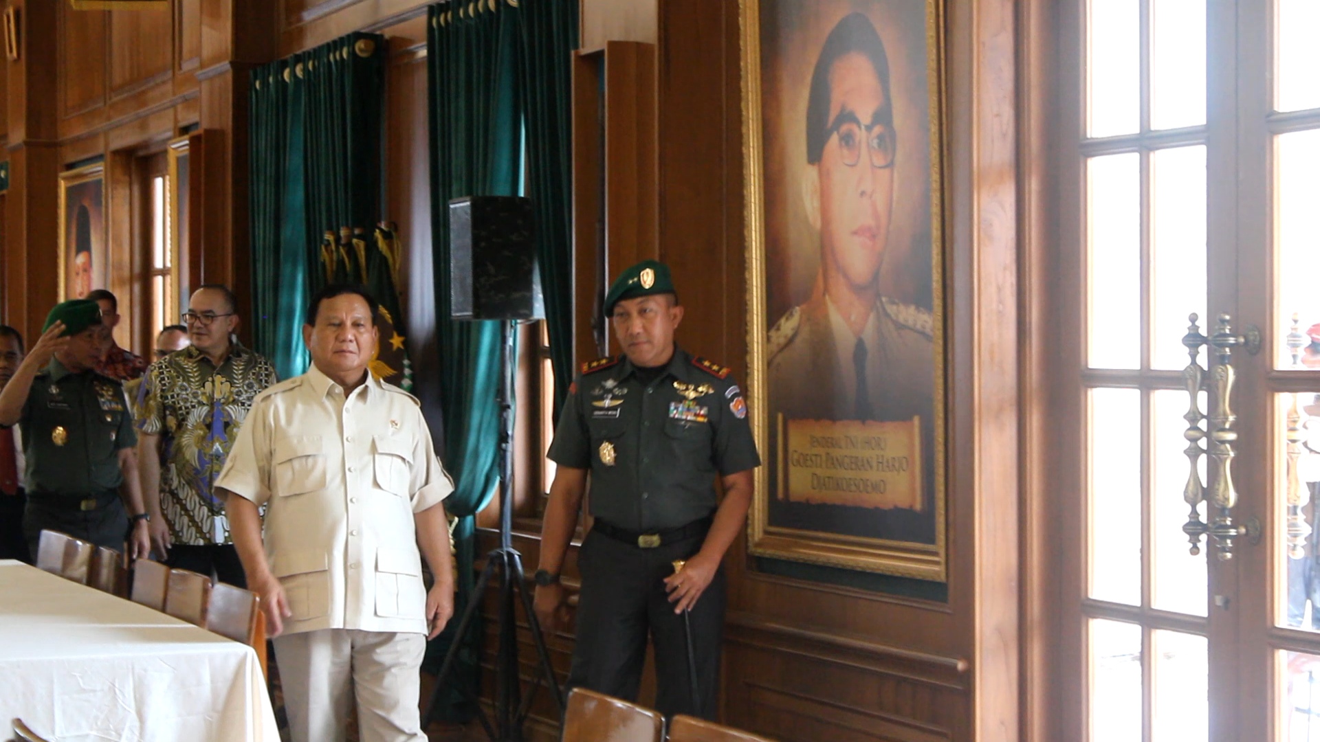 Menhan Prabowo Subianto meninjau Ruang Makan Husein Akmil Magelang, Kamis (9/11). (ROFIK SYARIF G P/JAWA POS RADAR MAGELANG)