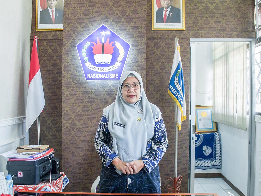 Kepala SMAN 1 Ngluwa Beny Sukandari, M.Pd, B.I