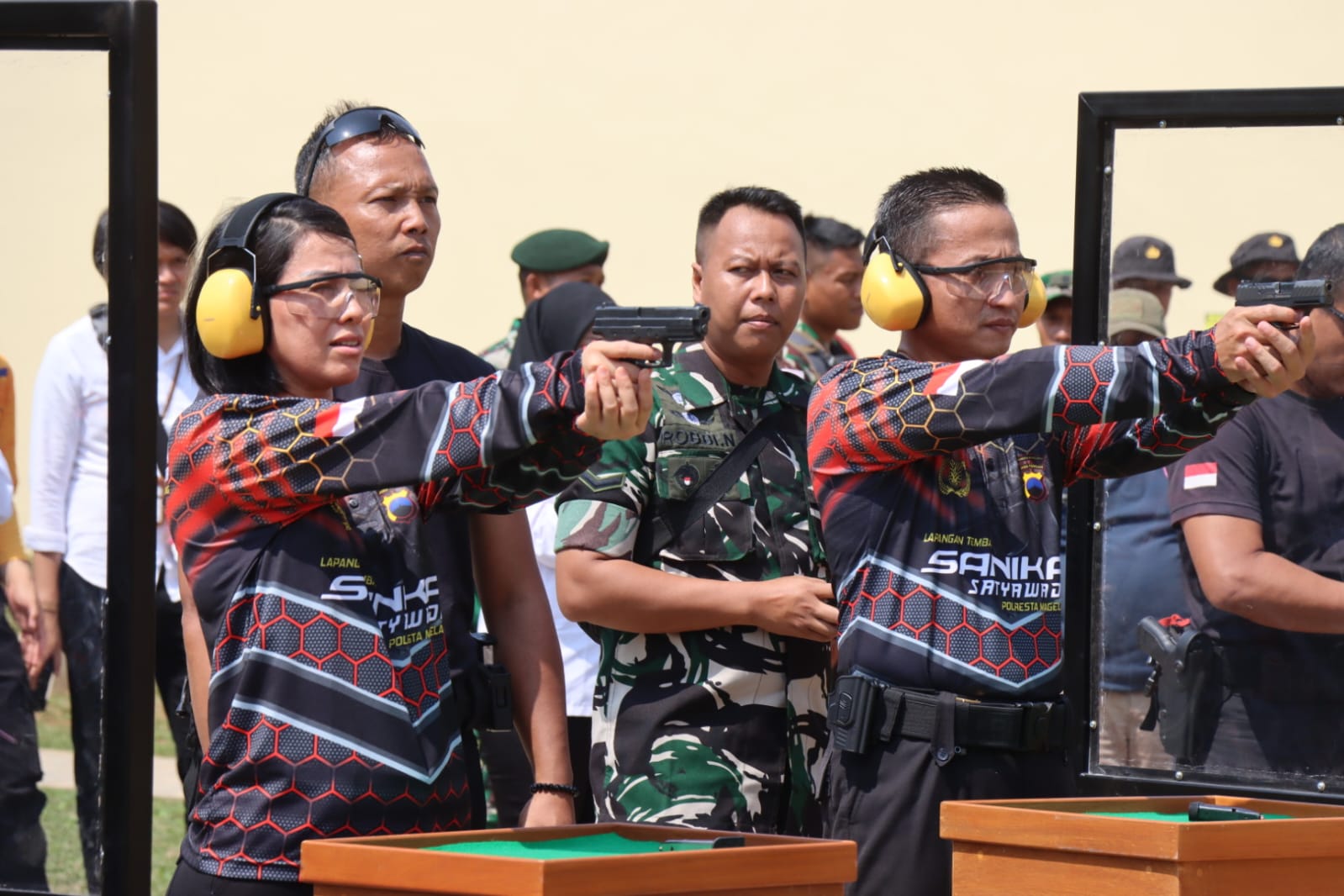 Kapolresta Magelang bersama Kapolres Magelang Kota melakukan latihan menembak di Lapangan Tembak yang baru, Rabu (8/11).
