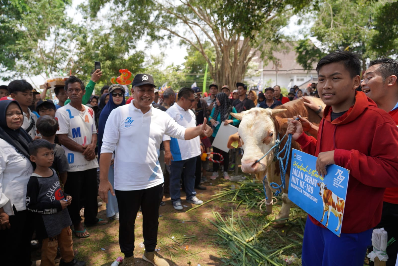Pj Bupati Temanggung Hary Agung Prabowo menyerahkan hadiah utama seekor sapi kepada peserta jalan sehat dalam rangka hari jadi ke-189 Kabupaten Temanggung, Minggu (12/11).