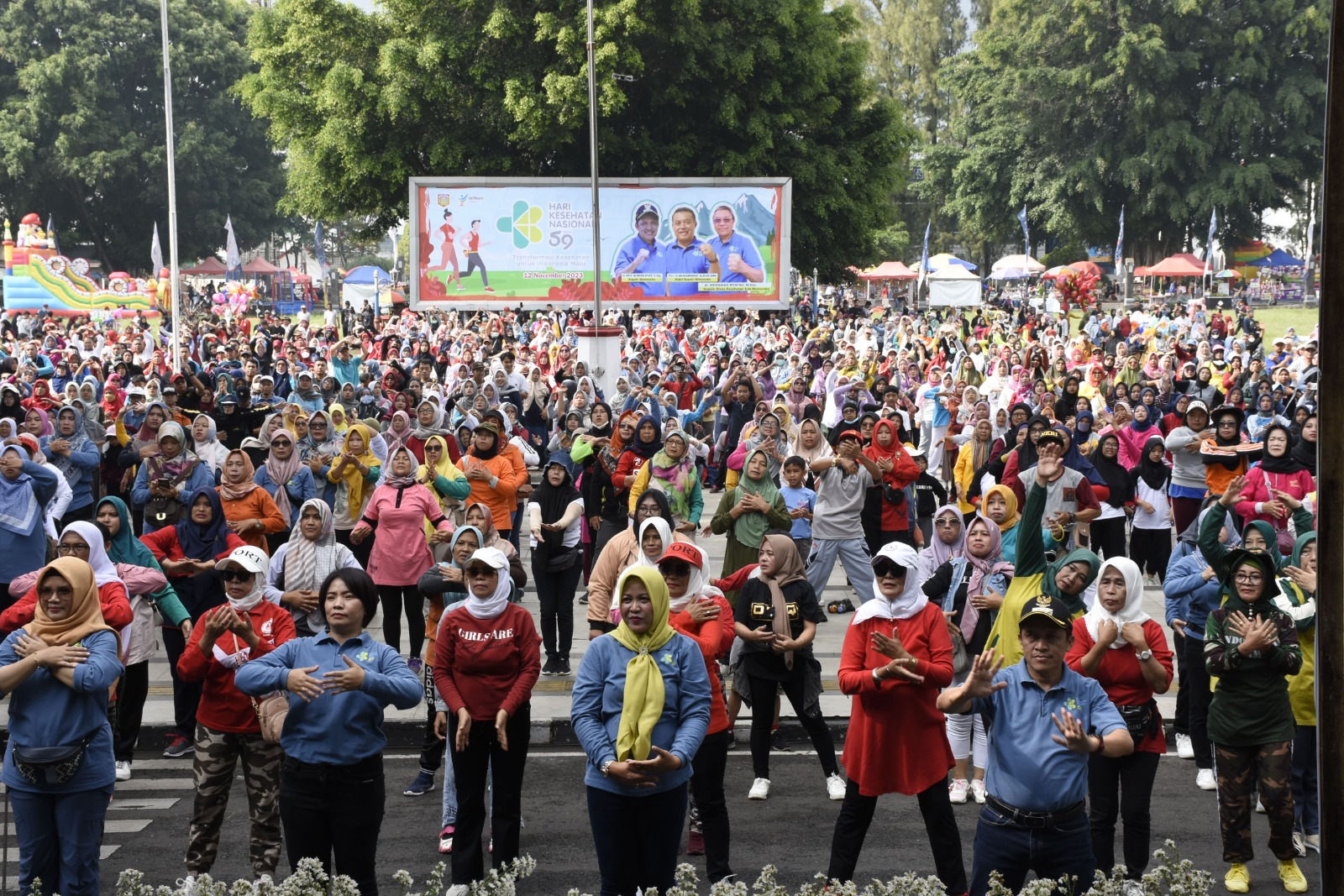 Bupati Wonosobo Afif Nurhidayat senam bersama ribuan warga saat puncak Hari Kesehatan Nasional 2023 di Alun-Alun Wonosobo.
