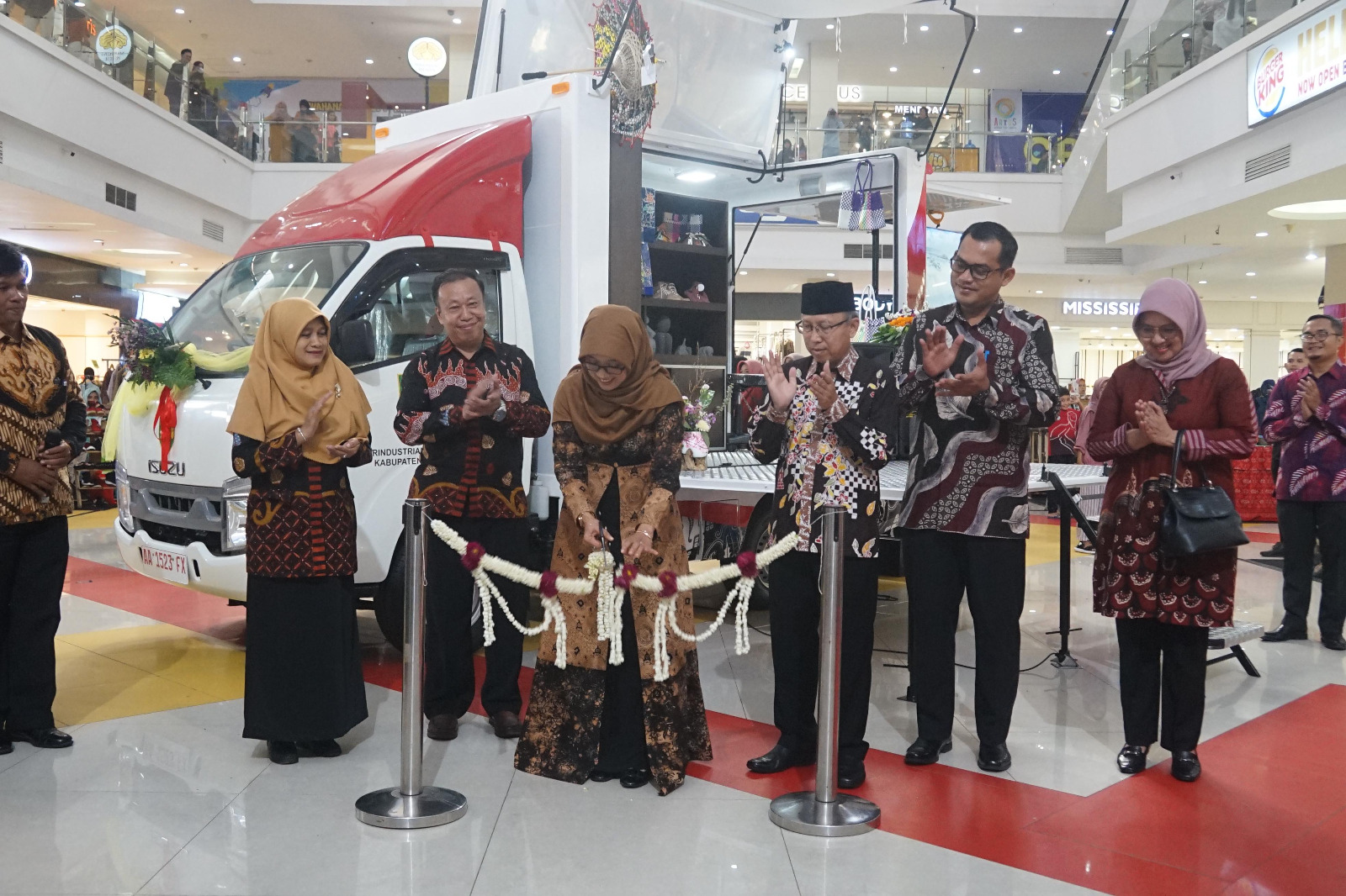 MOBIL PAMERAN: Ketua Dekranasda Kabupaten Magelang Christanti Handayani Zaenal Arifin dan Sekda Kabupaten Magelang Adi Waryanto saat launching Mobil Pameran Dekranasda di Atrium Artos Magelang