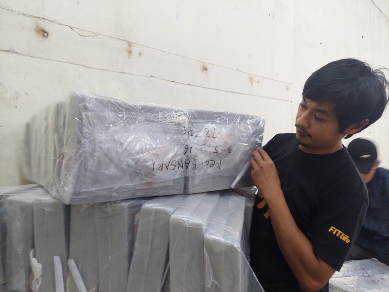Petugas saat memindahkan surat suara di gudang KPU Kabupaten Temanggung, Kamis (16/11/2023).