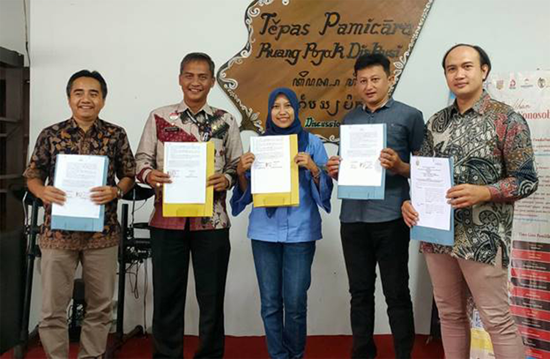 Kepala Disparbud Kabupaten Wonosobo Agus Wibowo bersama jajaran media massa dalam perjanjian kerja sama promosi wisata, Selasa (14/11/2023) di kantor Disparbud setempat.