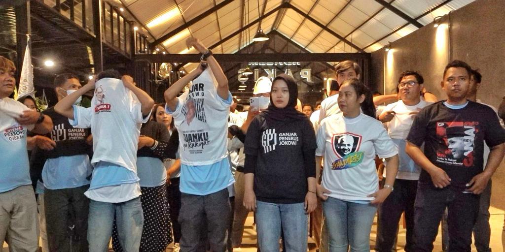 Ratusan pendukung Ganjar Pranowo melepas atribut kampanye sebagai tanda mengaluhkan dukungan kepada Prabowo-Gibran.