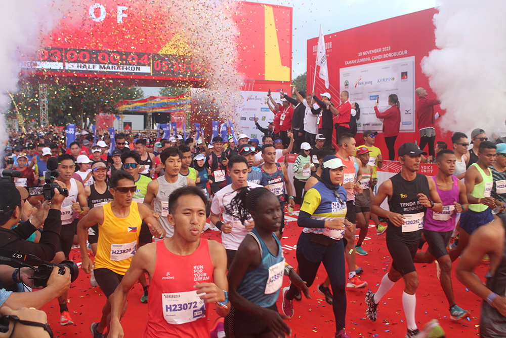 Para peserta Borobudur Marathon 2023 tampak bersemangat dan sangat antusias berlari mengelilingi Candi Borobudur, Minggu (19/11/2023).