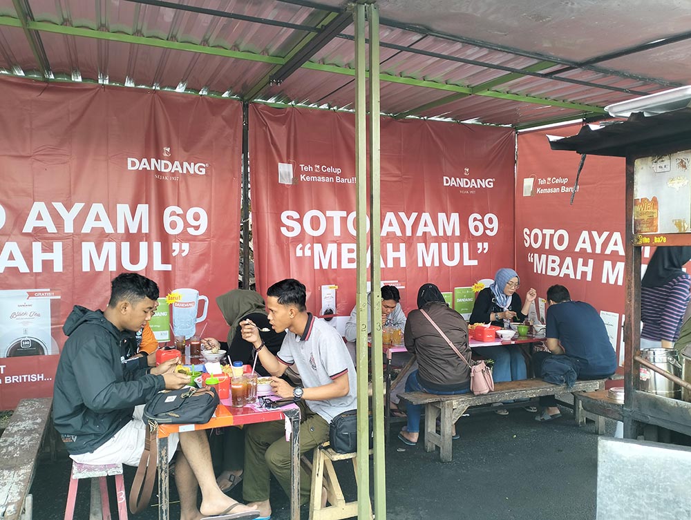 Pembeli tengah menikmati soto Mbah Mul di pagi hari