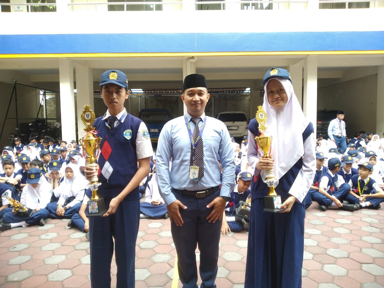 Avra &lsquo;Alaina Rahman dan Sheila Aisha Maheswari  bersama Wakil Kepala Sekolah Bidang Kesiswaan Dwi Dedi Sulistyanto SPd.