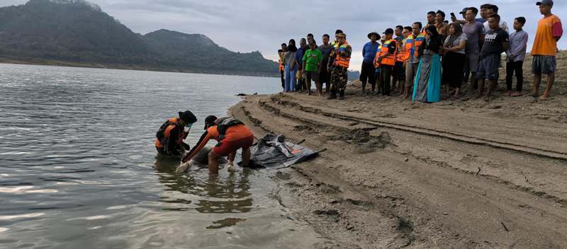 Petugas mengevakuasi korban yang tenggelam ketika mencari ikan di Waduk Wadaslintang.