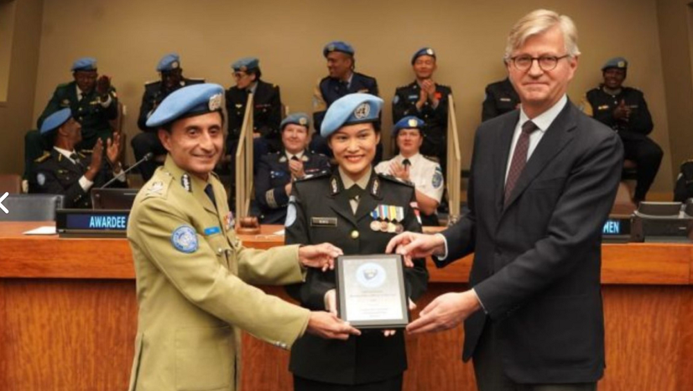 Briptu Renita Rismayanti saat meraih penghargaan United Nations Woman Police Officer of the Year Award tahun 2023 atau Polisi Wanita Terbaik 2023 dari Perserikatan Bangsa-Bangsa (PBB)