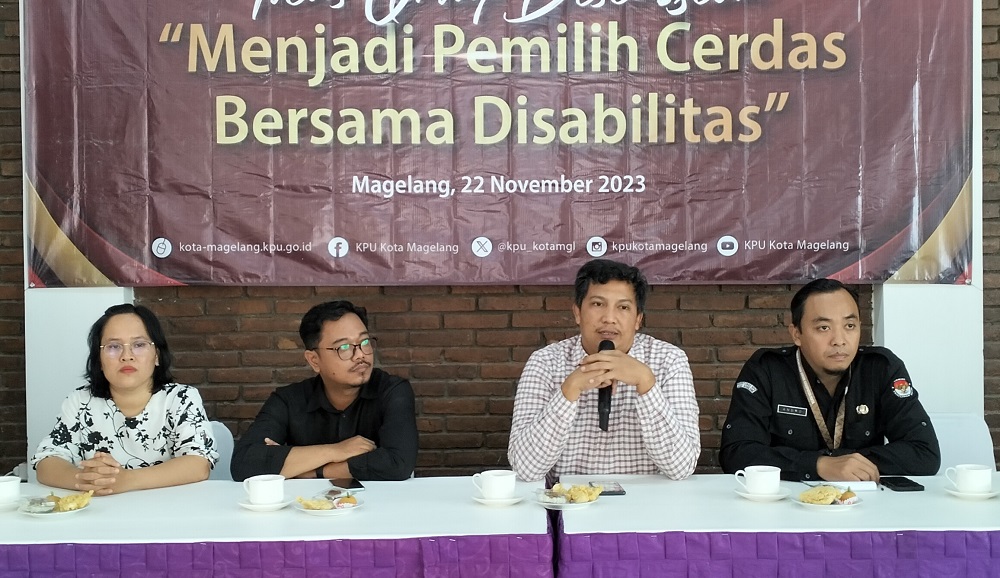 KPU Kota Magelang menyelenggarakan Focus Group Discussion bersama komunitas disabilitas di Rumah Makan Kebon Semilir, Rabu (22/11).