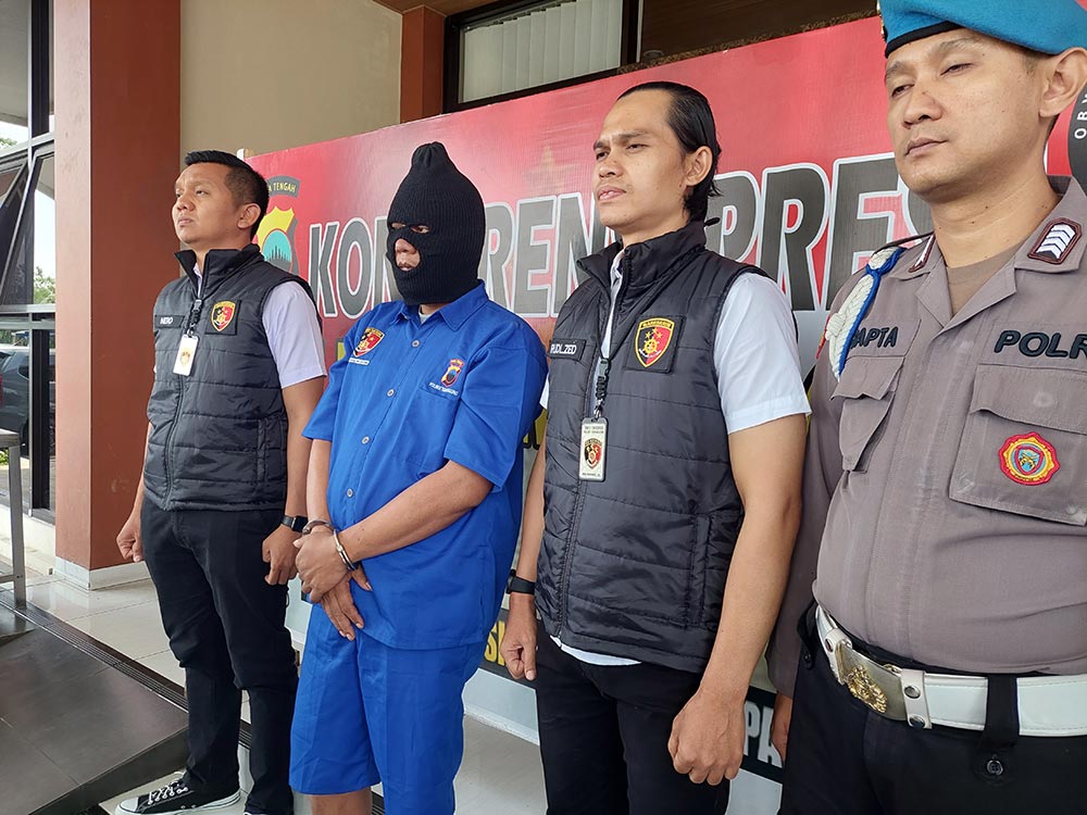 Tersangka IR Kades Tlahab periode 2016-2022 ditahan di Polres Temanggung. Ia diduga korupsi dana desa untuk pembangunan sarana air bersih.