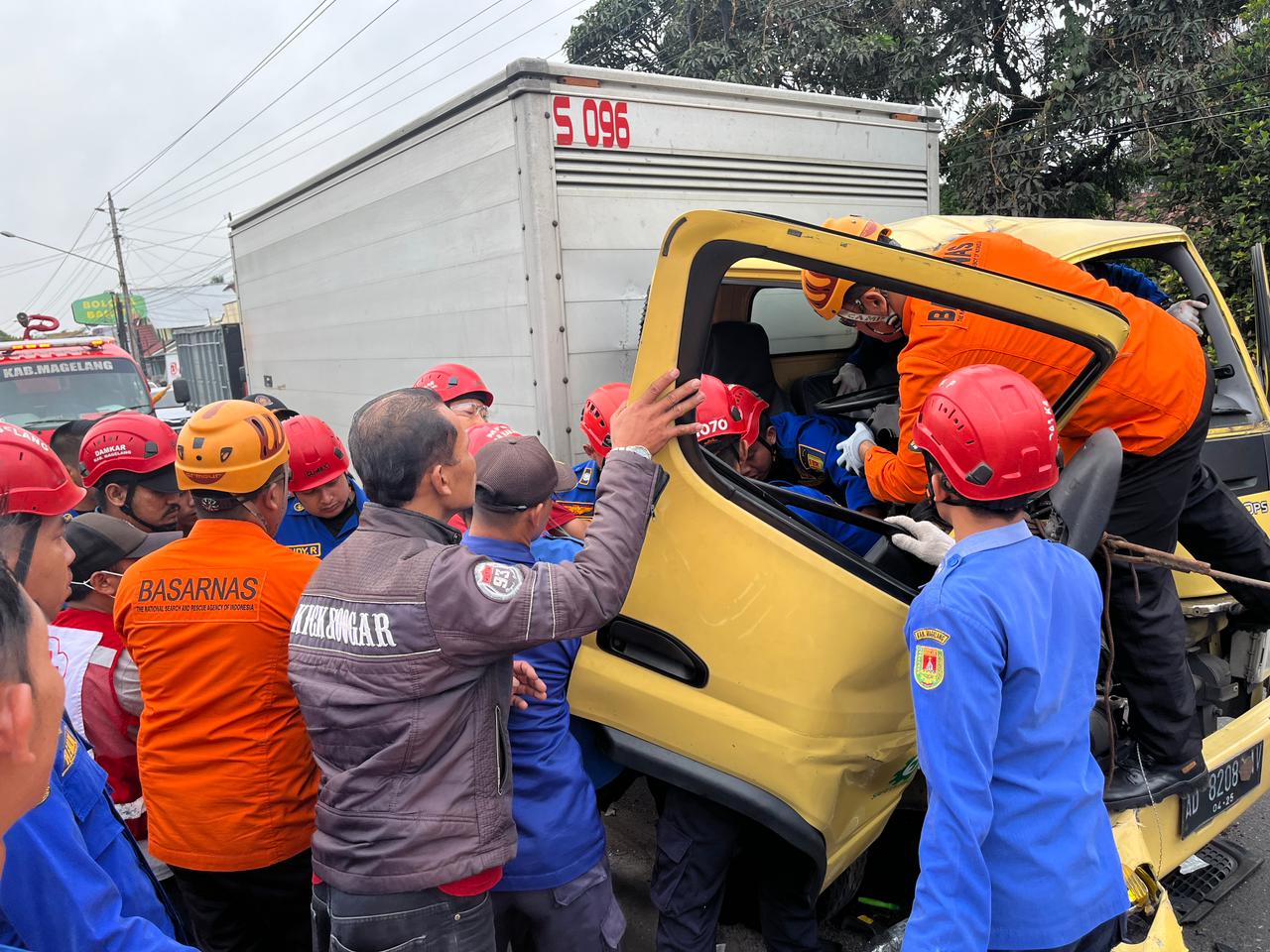 Evakuasi sopir truk yang terjepit kemudi, diduga mengantuk dan tidak bisa menghindari kendaraan di depannya, Kamis (23/11/2023) pagi.