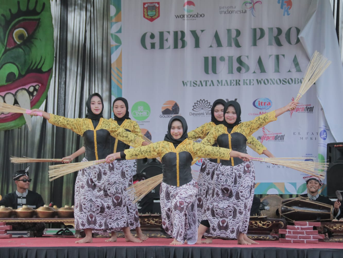 Penampilan peserta di ajang Gebyar Promosi Wisata 2023 di Desa Plobangan, Selomerto, Kabupaten Wonosobo, Jumat (24/11/2023).