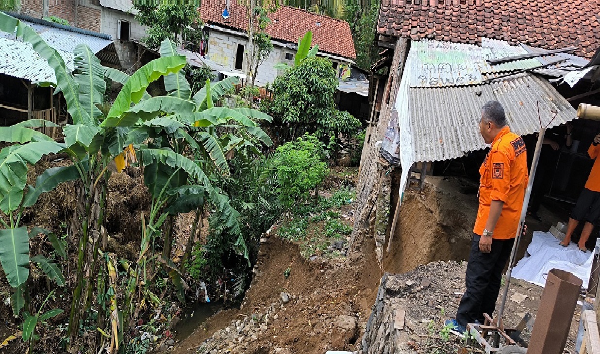 Longsor menimpa rumah warga di Kecamatan Wadaslintang, kemarin (23/11/2023) akibat hujan deras.
