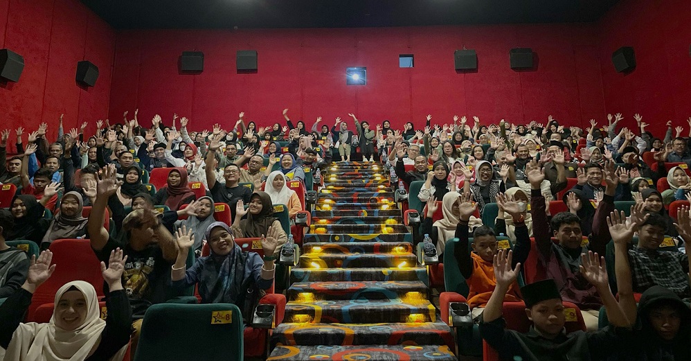 Bupati Wonosobo Afif Nurhidayat yang datang bersama puluhan anak yatim dan kaum difabel  saat nonton film di Bioskop New Star Cinemaplex (NSC) Kota Wonosobo.