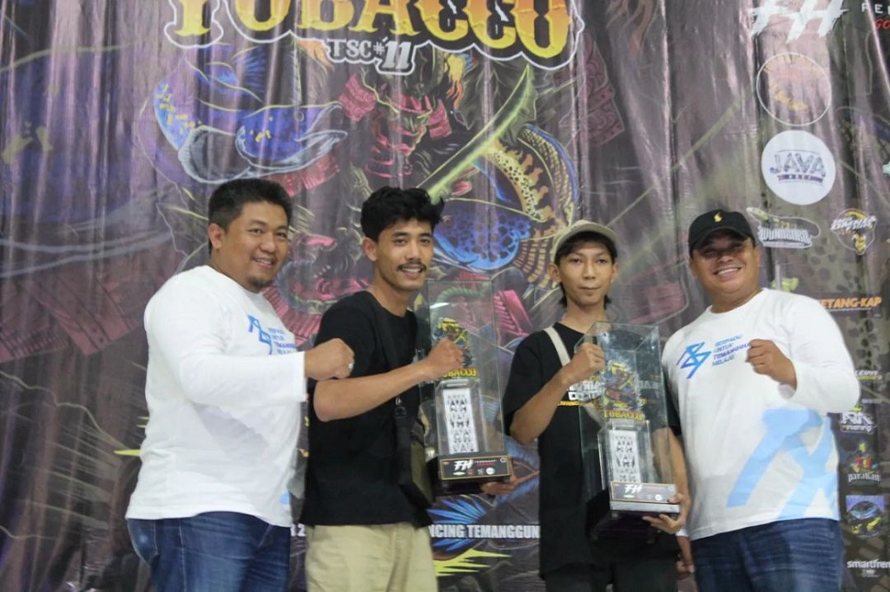 Kepala Dinas Komunikasi dan Informatika Temanggung Gotri Wijianto Wuriatmojo dan Staf Ahli Bupati Bidang Pemerintahan, Hukum, dan Lingkungan Hidup Edy Cahyadi menyerahkan piala kepada pemenang.