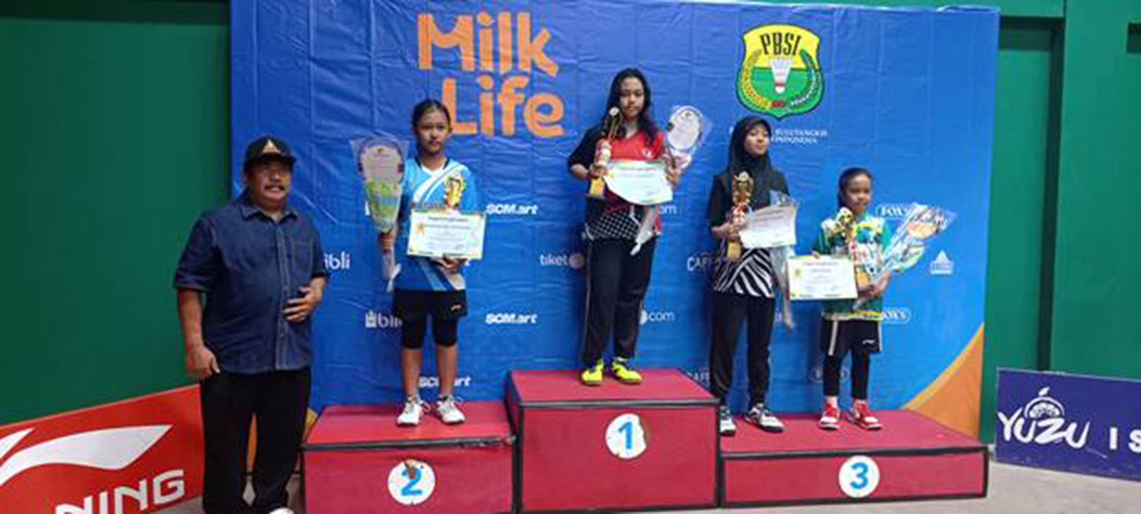 Asisten Administrasi Umum Setda Kabupaten Magelang Asfuri Muhsis foto bersama pemenang kategori tunggal anak-anak putri, di GOR Djarum, Minggu (26/11/2023).