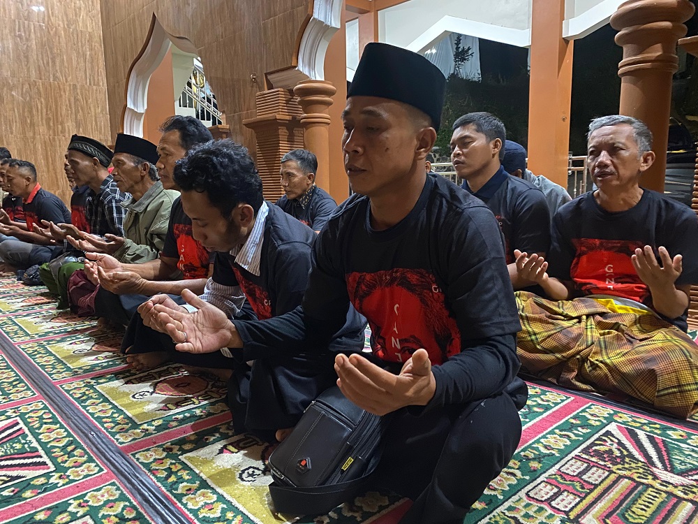 Relawan Ganjar-Mahfud yang berasal dari kalangan petani tembakau  saat menggelar doa bersama di Kompleks Makam KH Hasan Asy