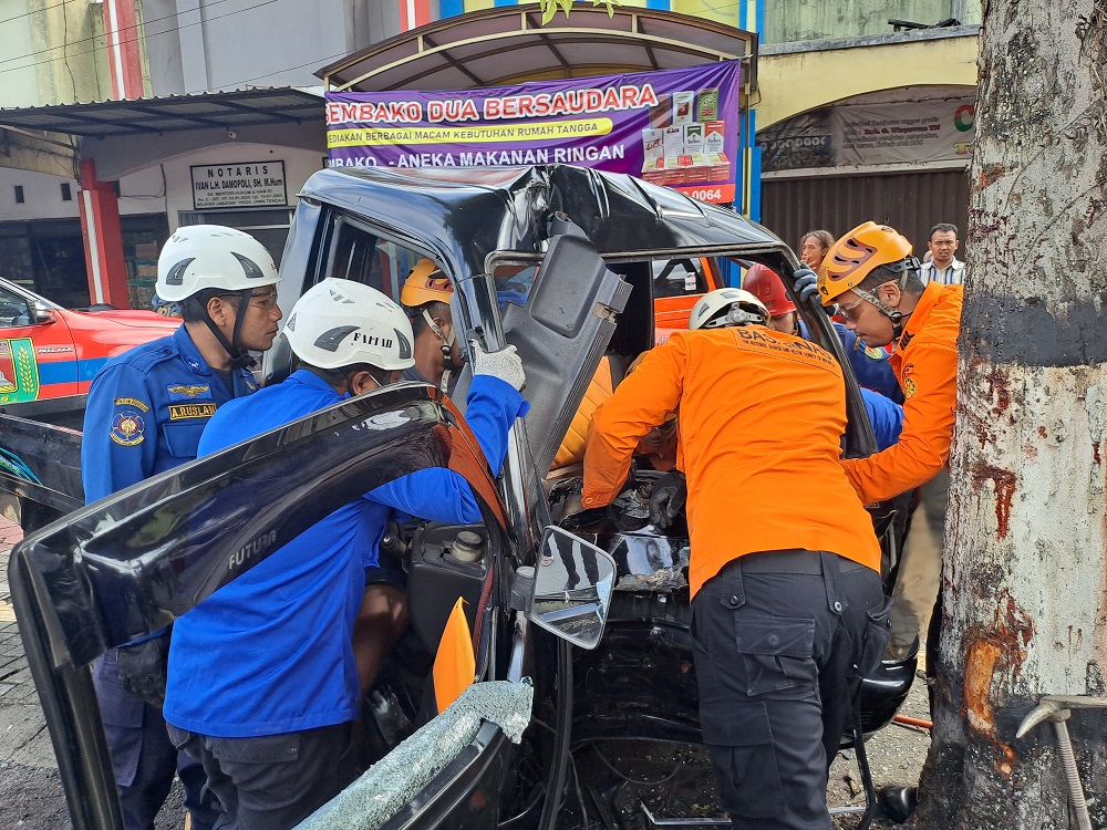 Tim SAR gabungan bersama Damkar Kabupaten Magelang mengevakuasi sopir pikap yang terjepit kabin setelah mengalami kecelakaan tunggal