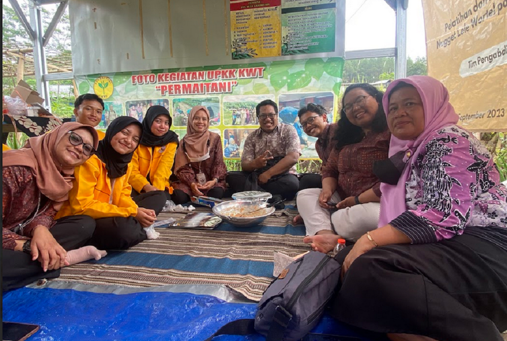 Dosen dan mahasiswa Prodi Teknologi Pangan, Fakultas Pertanian, Universitas Tidar saat melakukan pengabdian kepada masyarakat di Desa Gandusari, Bandongan, Kabupaten Magelang.