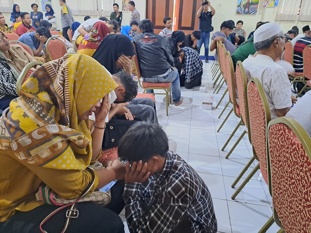 Siswa SMK Yudya Karya Magelang yang terlibat tawuran meminta maaf kepada orang tua masing-masing saat dikumpulkan di Aula Polres Magelang Kota seb