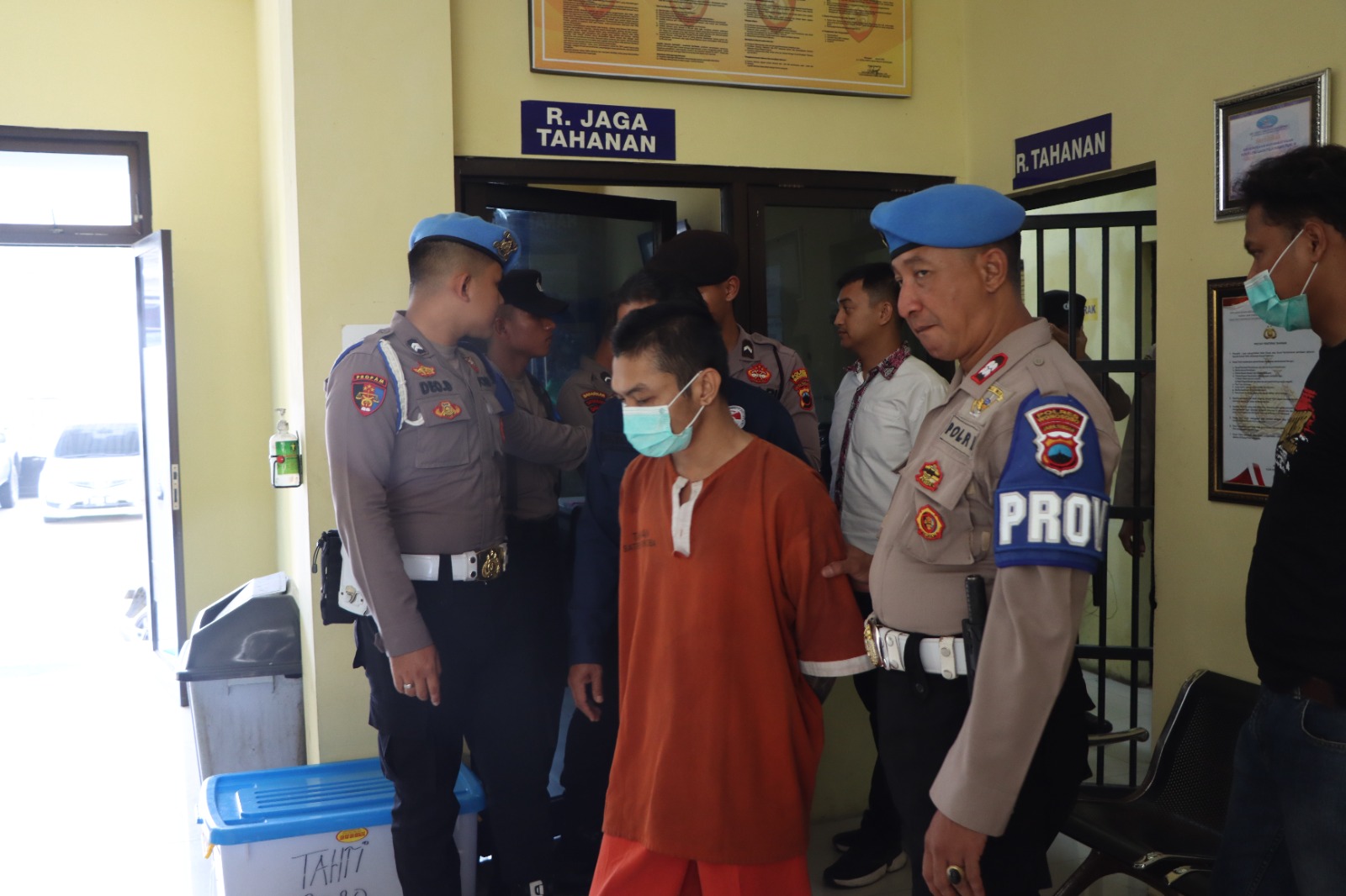 Tersangka kurir narkoba berinisial WW, warga Purbalingga ditangkap Satnarkoba Polres Wonosobo belum lama ini