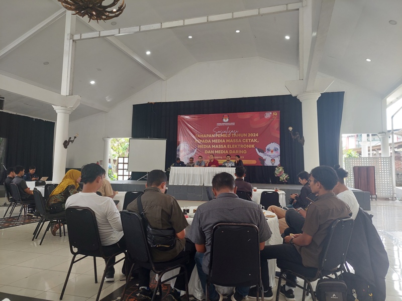 Komisioner dan sekretaris KPU Kabupaten Temanggung saat sosialisasi tahapan Pemilu 2024 bagi kalangan media, Sabtu (2/12/2023) di Omah Kebon Resto.