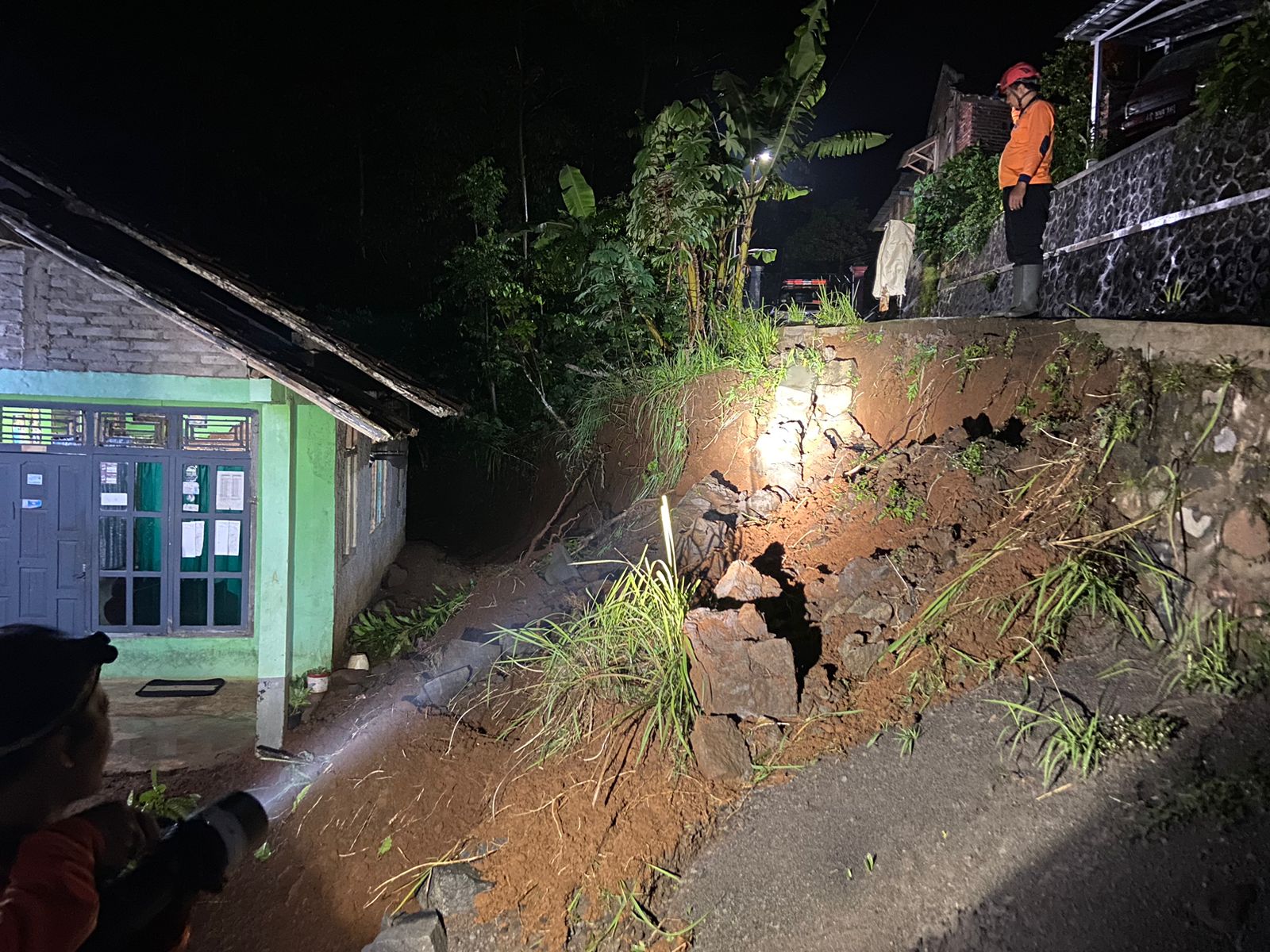 Talut Jalan Dusun Sigran RT 1 RW 9, Desa Kemiri, Kecamatan Kaloran, longsor