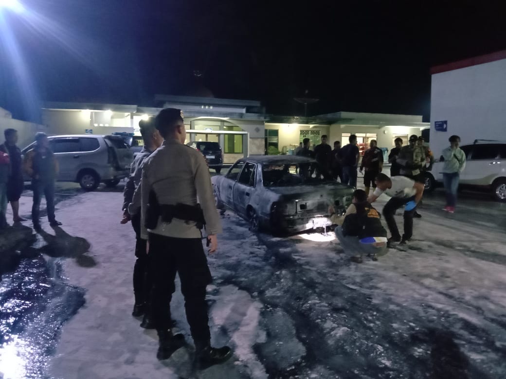 Mobil terbakar di SPBU Sawangan diduga karena korsleting listrik, Senin (4/12/2023) malam