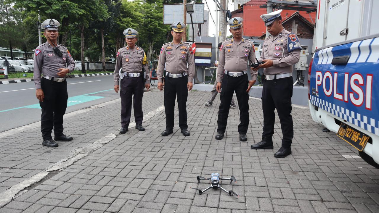 Petugas Ditlantas Polda Jateng melakukan uji coba dan sosialisasi ETLE drone di Jalan Tentara Pelajar Kota Magelang, Selasa (5/12/2023).