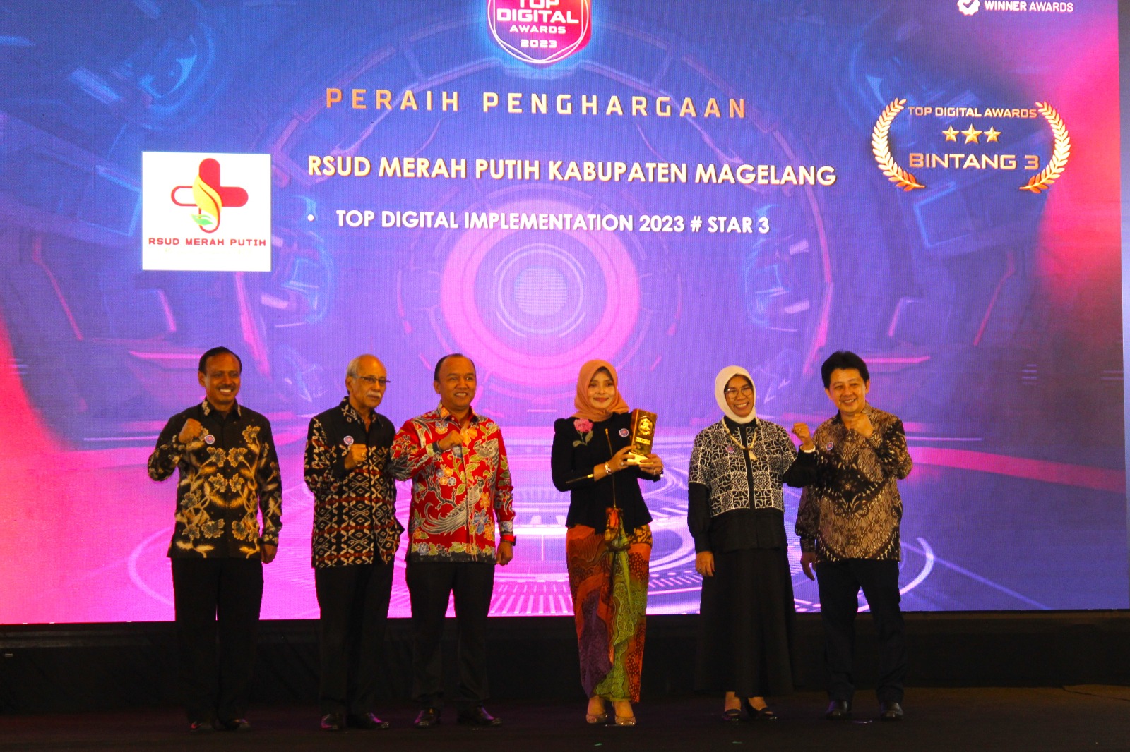 Direktur RSUD Merah Putih dr Leli Puspitowati saat menerima penghargaan Winner of Award In Category Top Leader on Digital Implementation 2023.