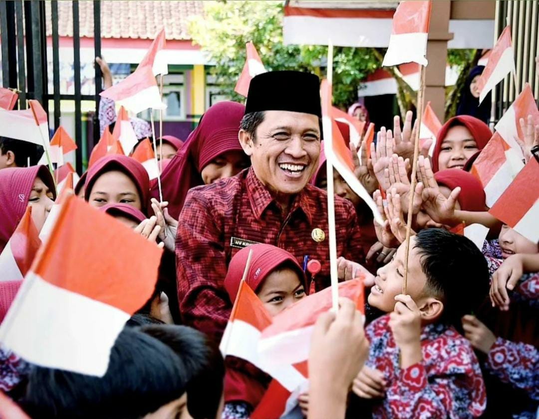 Bupati Wonosobo Afif Nurhidayat bersama anak-anak. IPM Wonosobo tahun ini naik 0,49 poin.