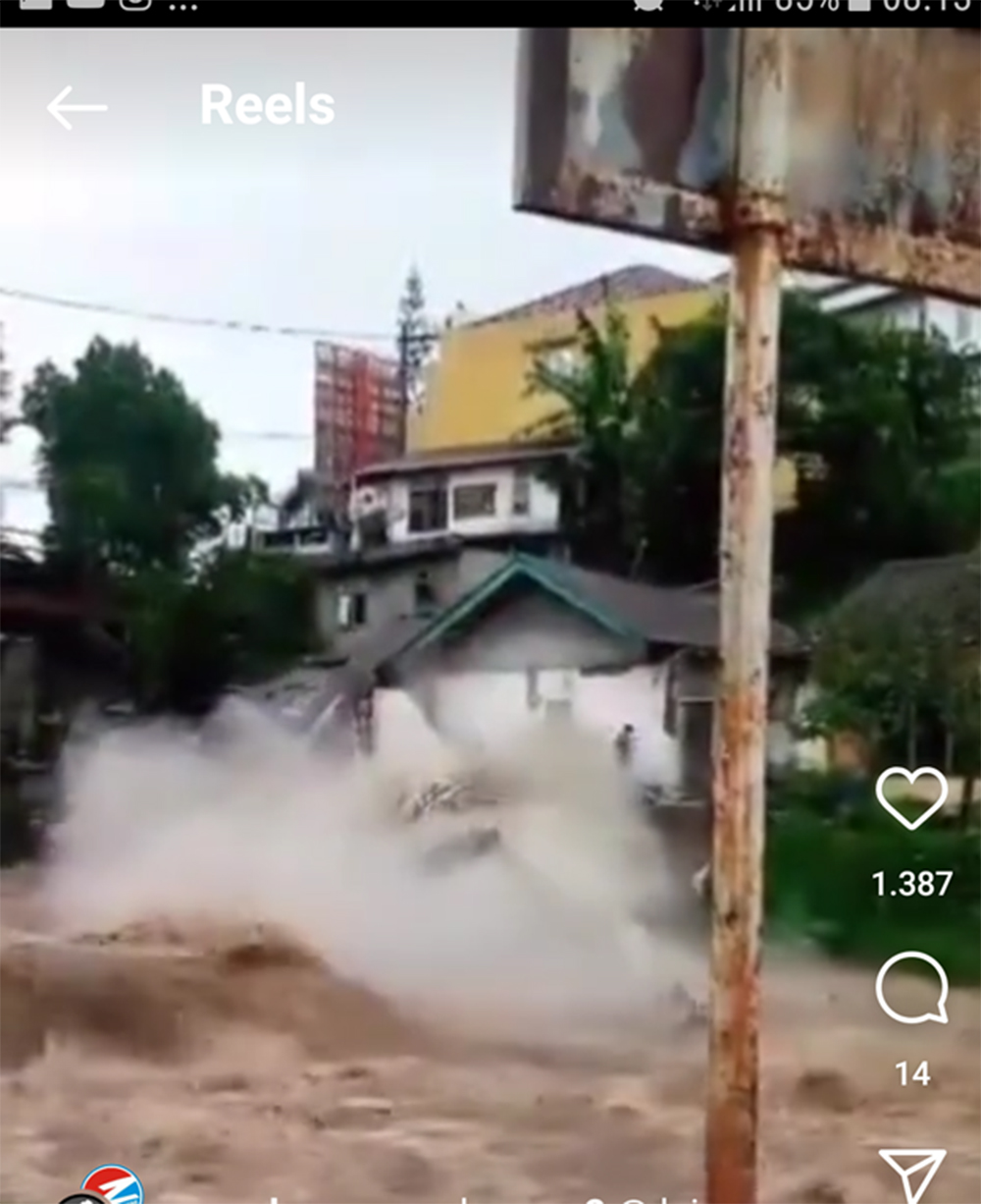 Tangkapan layar dari video rumah terseret banjir Kali Semagung Pagerkukuh Wonosobo yang beredar di media sosial.