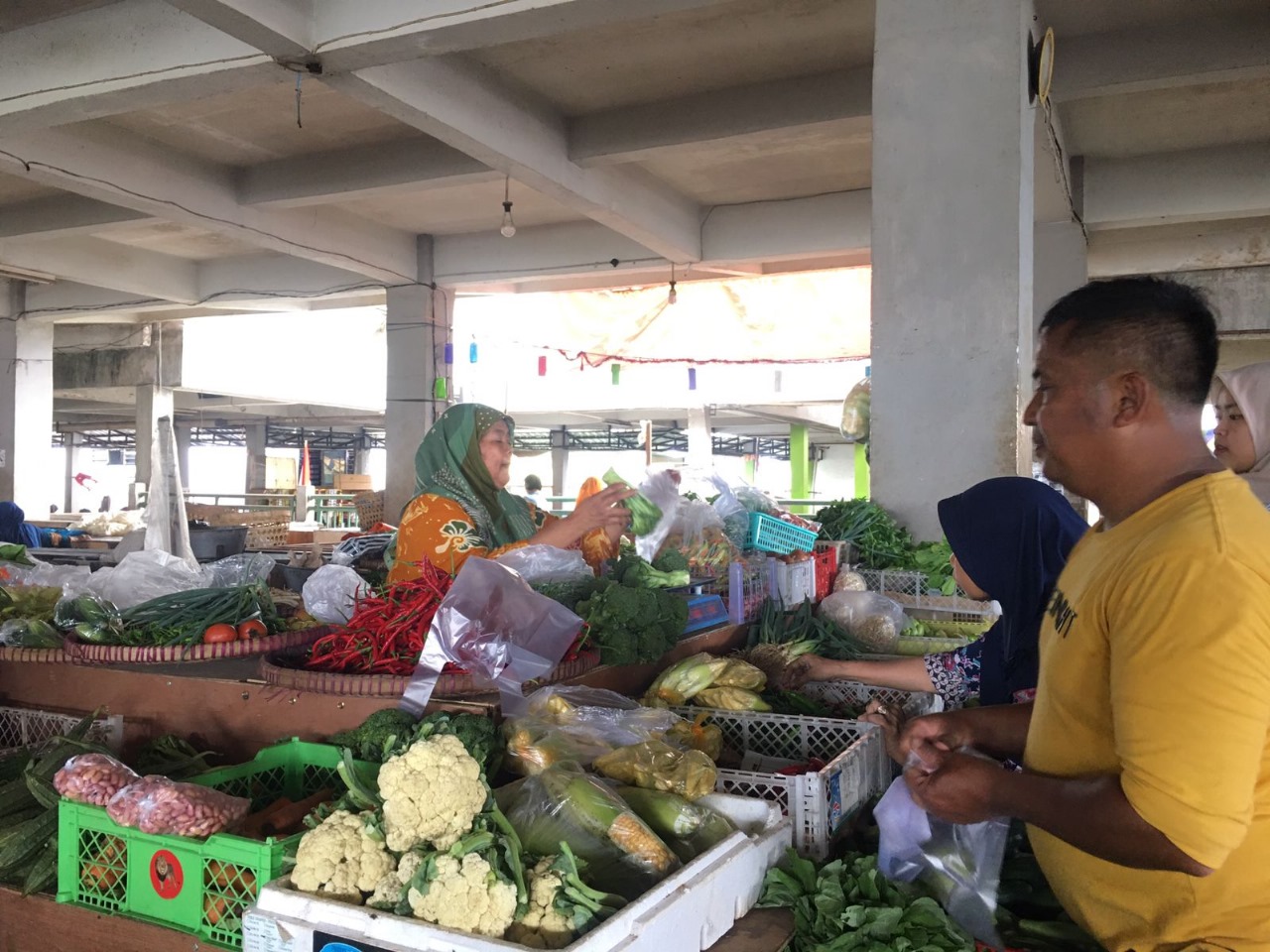 Pedagang Pasar Rejowinangun melayani pembeli.