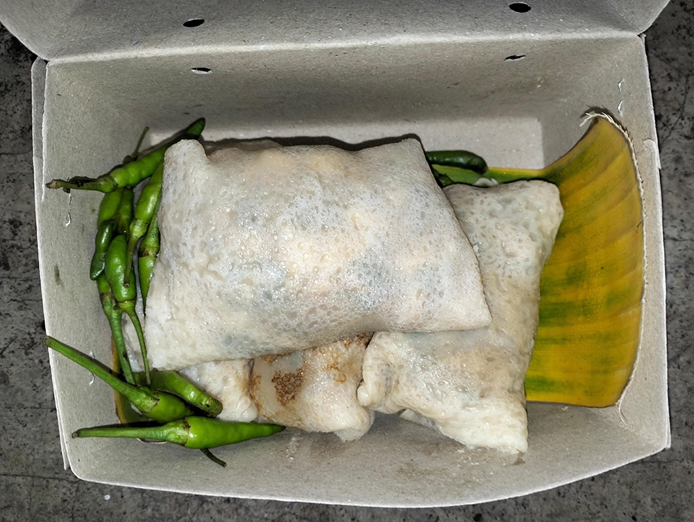 Lumpia Basah Pak Elok dimasak dadakan ketika ada yang membeli. Disajikan hangat.