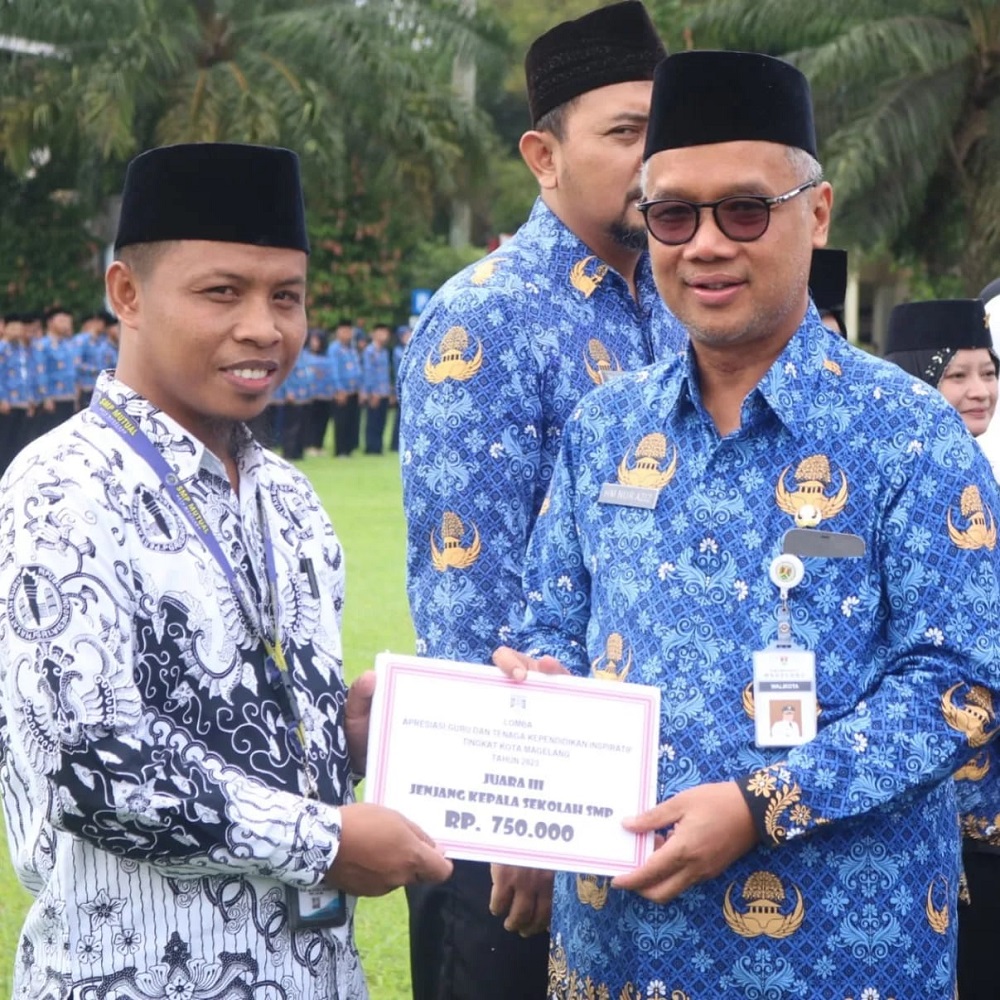 Wali Kota Magelang dr Muchamad Nur Aziz menyerahkan penghargaan kepada Kepala SMP Mutual Kota Magelang Wasi&rsquo;un.