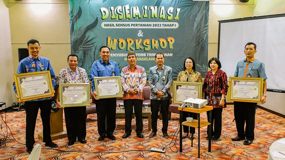 Sekda Kota Magelang Hamzah Kholifi bersama penerima penghargaan di acara Diseminasi ST2023 Tahap I dan Workshop Penyusunan PDRB di Hotel Artos Magelang, Selasa (12/12/2023).