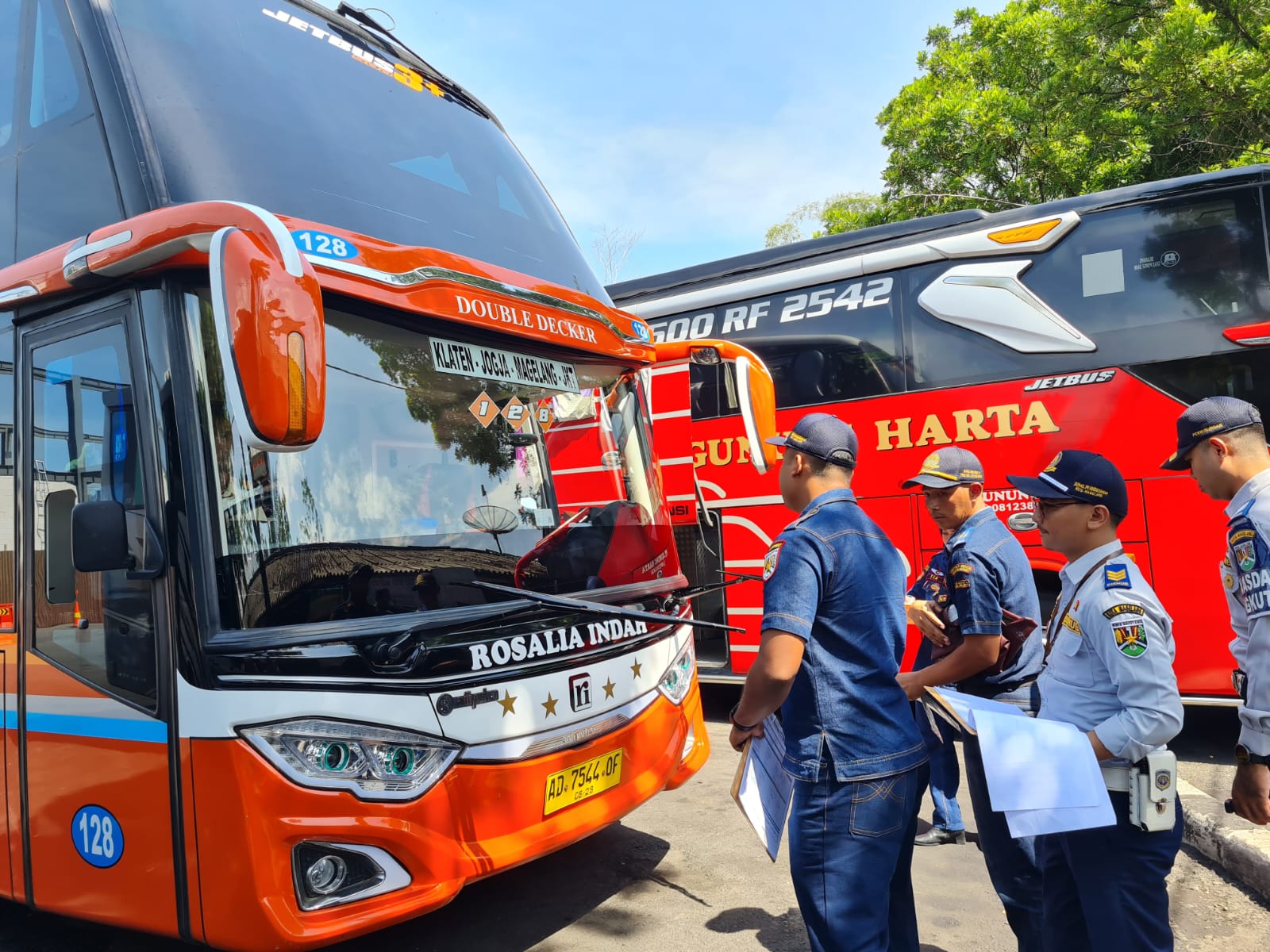 Petugas gabungan melakukan ramp check di Terminal Tipe A Tidar Magelang, Kamis (14/12/2023).