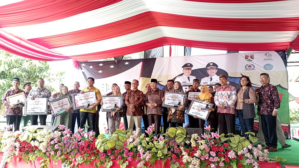 Wali Kota Magelang dr Muchamad Nur Aziz memberikan hadiah kepada Kelurahan Berprestasi di Kota Magelang.