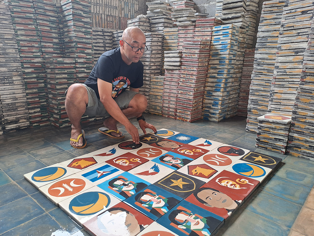 Winarno, pengusaha tegel yang mencoba membuat kreasi dengan motif partai politik.