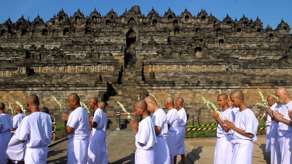 Sebanyak 500 calon samanera melakukan pradaksina dengan mengelilingi Candi Borobudur searah jarum jam sebanyak tiga kali, Selasa (19/12/2023).