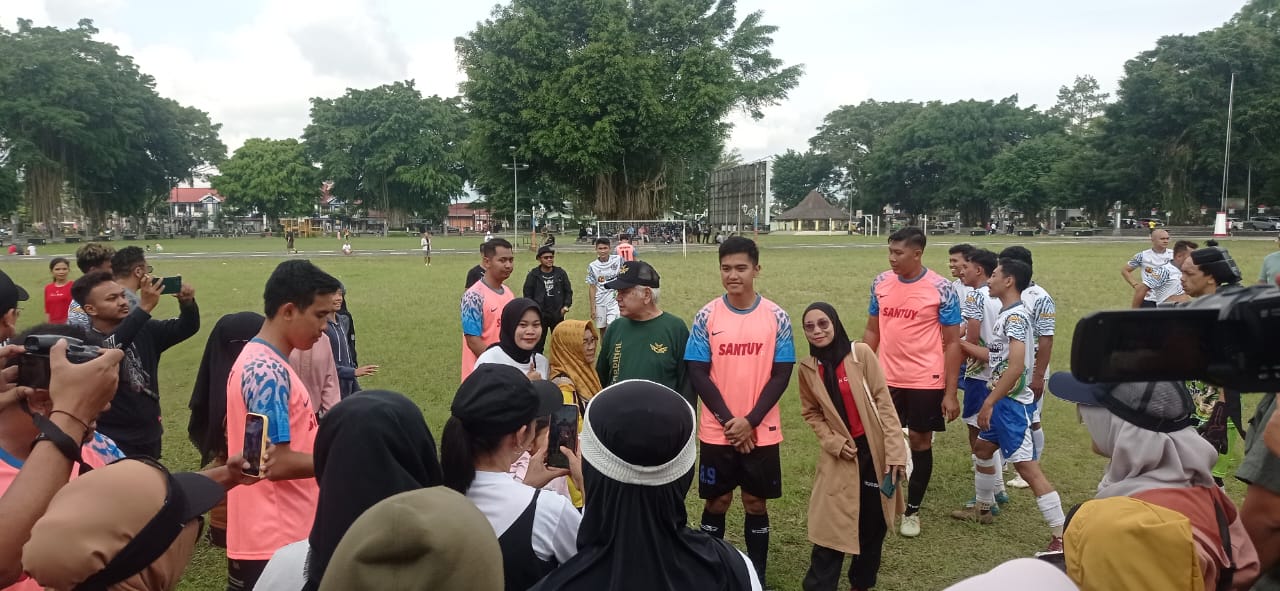 Ketua Umum PSI Kaesang Pangarep ketika berada di alun-alun Wonosobo Selasa (19/12/2023) bermain mini soccer.