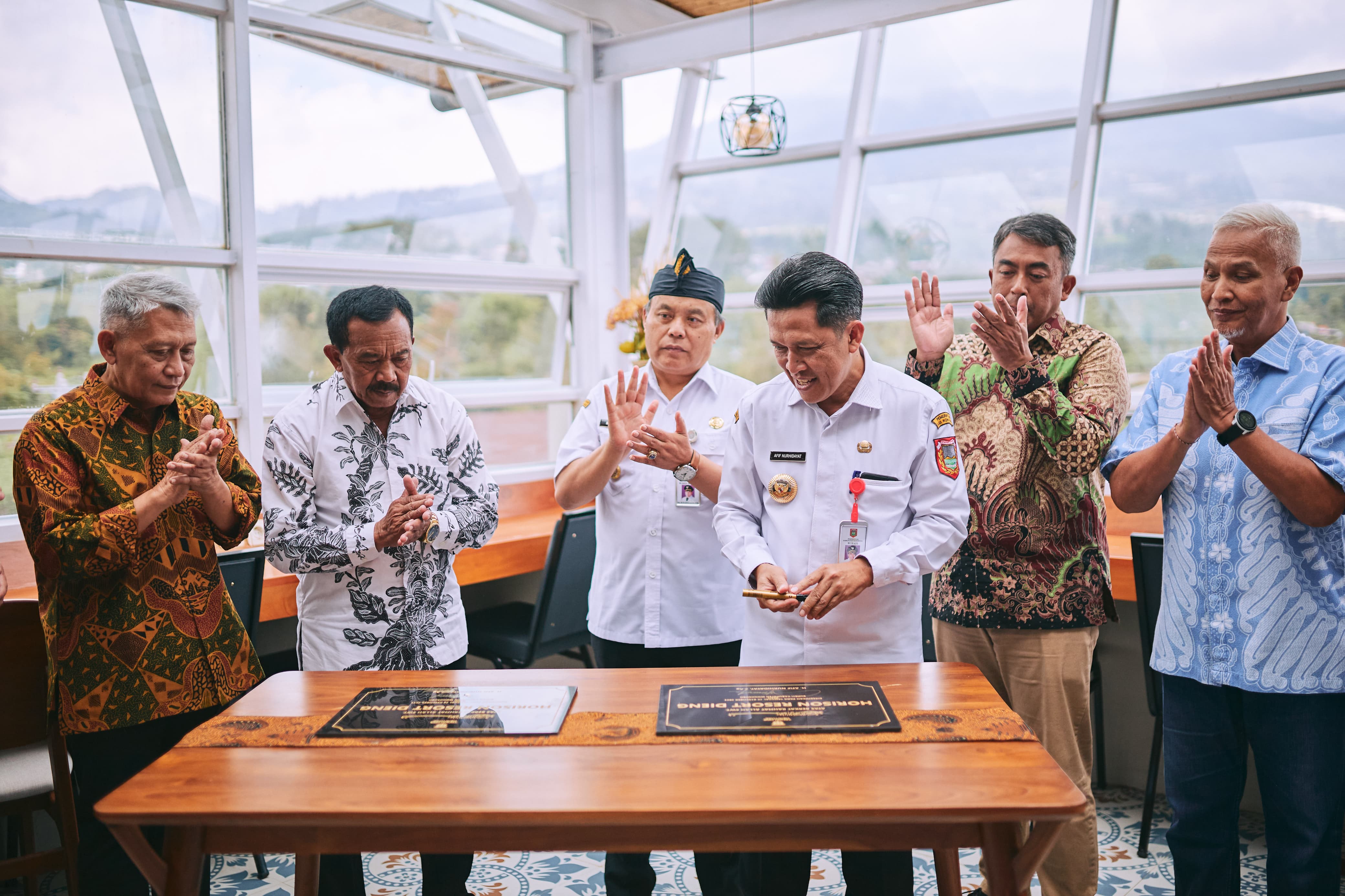 Bupati Wonosobo Afif Nurhidayat, Wabup Muhammad Albar dan jajaran manajemen Horison Resort Dieng dalam peresmian hotel tersebut di kawasan Tambi, Kejajar, Rabu (20/12/2023).