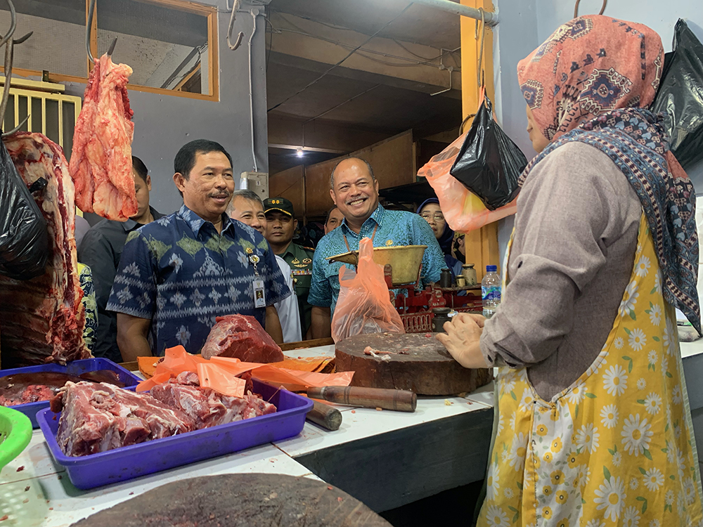 Pj Gubernur Nana Sudjana berinteraksi dengan pedagang Pasar Kliwon Temanggung, Rabu (20/12/2023).