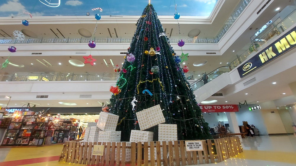 Artos Mall menghias pohon Natal setinggi 12 meter dengan nuansa glittery.
