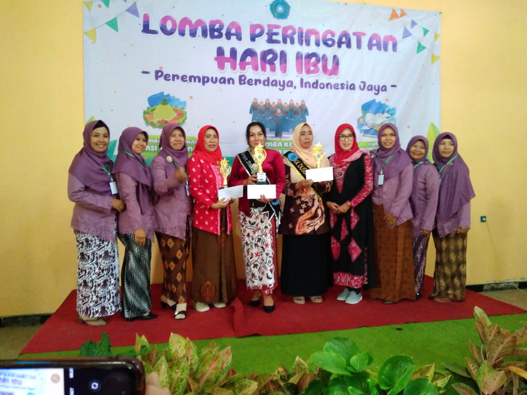 Para pemenang lomba koor mars PKK menyemarakkan Hari Ibu di Desa Ngabean, Kecamatan Secang, Kabupaten Magelang, Sabtu (23/12/2023). Juara 1 diraih PKK Griya Asri.