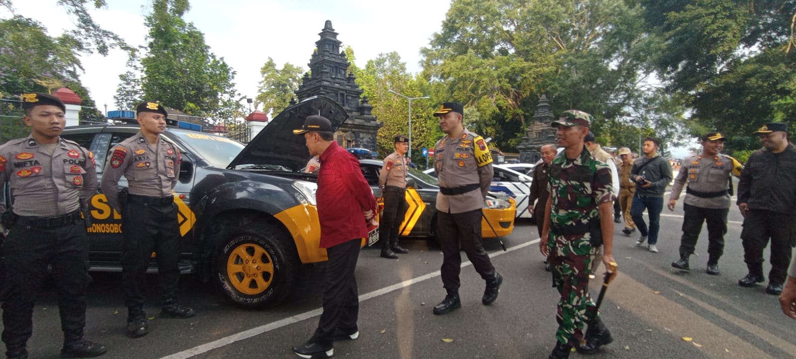 Kapolres Wonosobo, bupati dan dandim setempat mengecek pasukan di alun-alun yang disiagakan untuk mengamankan Nataru 2023, Sabtu (23/12/2023).